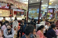 Giá giảm sốc, người dân kéo nhau đi mua - bán vàng