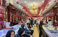 Hà Nội: Người mua vàng đông, nơi bán nhộn nhịp 