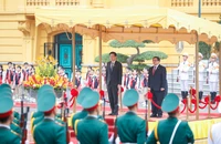 Thủ tướng Phạm Minh Chính chủ trì lễ đón Thủ tướng Singapore 