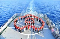 'Chuyến tàu Đại đoàn kết' đưa kiều bào ra thăm Trường Sa và Nhà giàn DK1