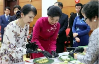 Phu nhân Tổng Bí thư và Phu nhân Thủ tướng Nhật Bản trải nghiệm làm bánh cốm