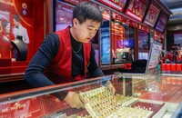 Giá vàng thế giới tăng mạnh ngay khi thị trường Trung Quốc giao dịch trở lại