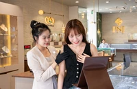 Giá vàng thế giới tiếp tục hạ sâu 