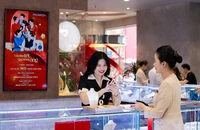 Giá vàng thế giới tăng vọt lên kỷ lục mới, nhà đầu tư nên làm gì?