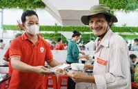 Bình Dương: 1 gia đình chi hơn 1 tỷ đồng mở quán cơm miễn phí cho người dân
