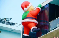Mô hình ông già Noel khổng lồ leo tường 'cháy hàng' mùa Giáng sinh