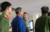 Hoãn xử vụ cựu hiệu trưởng tham ô hàng tỉ đồng