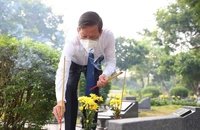 Đoàn đại biểu dâng hương, dâng hoa tại Nghĩa trang Liệt sĩ TP. Ảnh: LONG HỒ