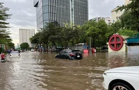 Hà Nội mưa 'khủng' chiều 29-5, hàng loạt tuyến đường ngập lút bánh xe