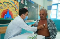 Ông Nguyễn Thái Bình, Phó Tổng biên tập báo Pháp Luật TP.HCM (hàng trên cùng, bìa trái), Trưởng ban tổ chức chương trình, làm việc với lãnh đạo tỉnh Ninh Thuận để kiểm tra kế hoạch toàn bộ chương trình vào chiều 12-6.