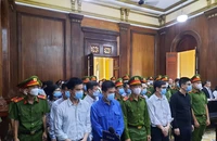Luật sư của bị cáo Hoàng Thị Thúy Nga trình 30 giấy khen cho toà