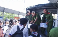 Công an cứu khát cho người dân vùng hạn mặn