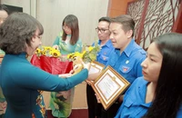 Đảng ủy Khối Dân - Chính - Đảng TP.HCM trao huy hiệu Đảng đợt 19-5