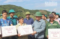 Trưởng Ban Tuyên giáo Trung ương thăm người dân vùng lũ ở Sơn La