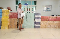Vận chuyển 1 thùng thuốc lá lậu được 25 ngàn tiền công, 3 người bị bắt
