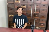 Bắt giam người đàn ông chọc ghẹo cô gái, đập phá quán gà ở Tân Bình