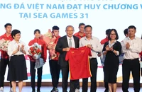 Các cầu thủ nhận cơn mưa tiền thưởng sau khi vô địch SEA Games 31