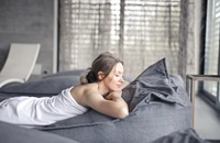 8 mẹo này sẽ giúp bạn ngủ ngon mà không cần máy lạnh