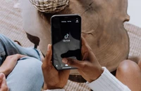 TikTok và YouTube nói gì khi bị tố gây nghiện?