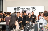 Cửa hàng 'sáng đèn' giao iPhone 15 series xuyên đêm