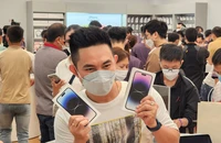 người dùng hào hứng sở hữu iphone