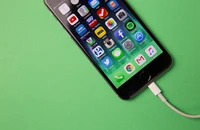 Apple tiết lộ cách sạc iPhone qua đêm an toàn