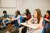 Nhiều trường học cấm học sinh sử dụng điện thoại thông minh trong giờ học