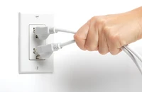 5 lý do vì sao nên rút phích cắm điện máy tính trước khi đi ngủ