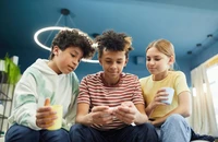 Cách bảo vệ con trẻ trên mạng xã hội YouTube và Instagram 