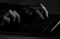 Điều gì khiến Apple phải cảnh báo người dùng iPhone ở 100 quốc gia?