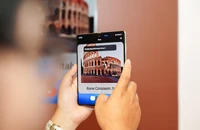 Mẫu smartphone màn hình gập có khả năng phát hiện giả mạo khuôn mặt bằng AI