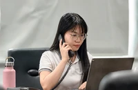 Vì sao dây điện thoại bàn ngày xưa luôn xoắn thành lò xo?