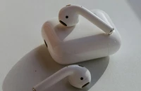 Mặt trái của tai nghe AirPods