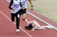 ĐKVĐ SEA Games Đinh Thị Bích té ngã đau đớn trước vạch đích