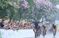 Khán giả Hòa Bình đội mưa xem đua xe đạp SEA Games 31