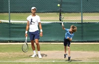 Djokovic tẽn tò khi con trai thích “sắm vai” Nadal