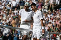 Djokovic bất ngờ kết bạn với Kyrgios sau chung kết Wimbledon