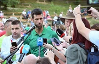 Djokovic thu hút hàng ngàn CĐV trong ngày khai trương trung tâm quần vợt