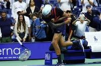 Nối gót Nadal, Kyrgios trút giận lên cây vợt