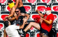 Hỗn chiến tại Europa League, một CĐV nguy kịch