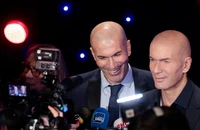 Zidane ngỡ ngàng với tượng sáp hệt như anh em song sinh với mình