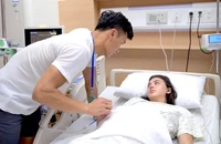 Thủ môn Bùi Tiến Dũng ‘sốc’ với hành trình vợ vượt cạn sinh con trai đầu lòng