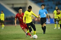 Trọng tài Nhật cho Việt Nam hưởng 11 m bị fan Malaysia ‘tấn công’