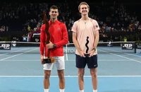 Djokovic cân bằng kỷ lục giành danh hiệu với Nadal