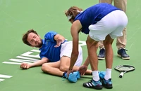 Medvedev nén đau loại Zverev, ghi danh vào tứ kết