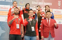 Clip độc lạ SEA Games 32: Hai BHL tranh cãi nhau, hai võ sĩ cùng đoạt HCV