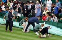Djokovic và Swiatek thắng nhàn trong ngày Wimbledon gặp biểu tình