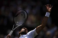Mất chức vô địch, Djokovic còn bị phạt nguội