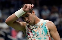 Alcaraz vật vã tiếp bước Djokovic vào vòng ba
