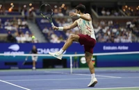 Alcaraz “hủy diệt” Zverev vào bán kết